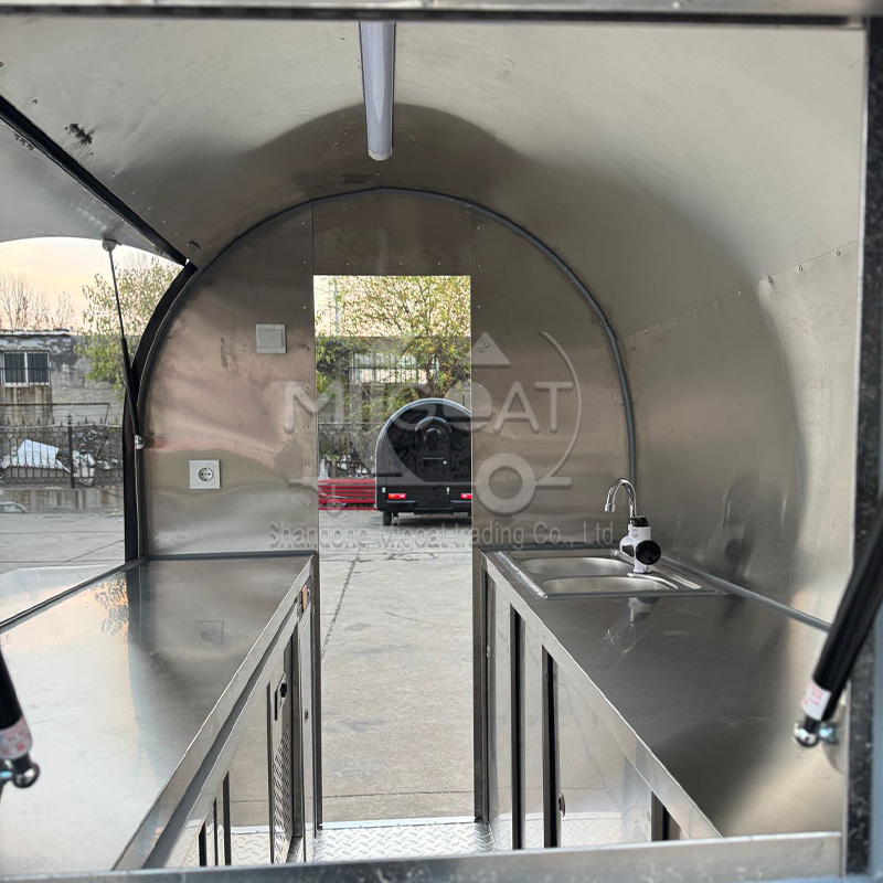 Zwarte ronde mobiele foodtruck - Street Food Snacks recensie en prijs